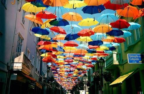 Strada Cu Umbrele De Iubire