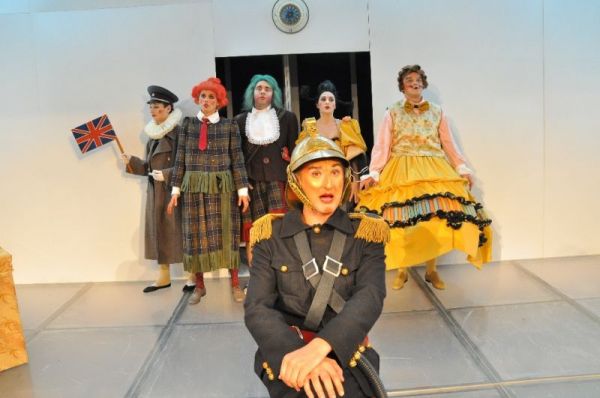 Spectacolul "Cântăreaţa Cheală"