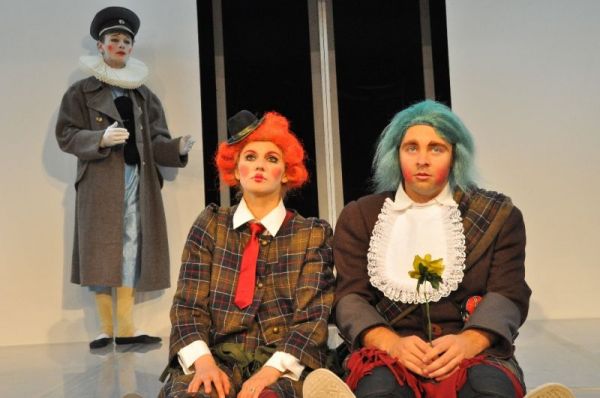 Spectacolul "Cântăreaţa Cheală"