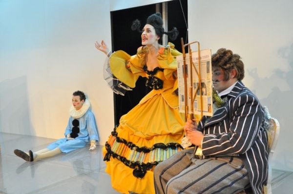 Spectacolul "Cântăreaţa Cheală"