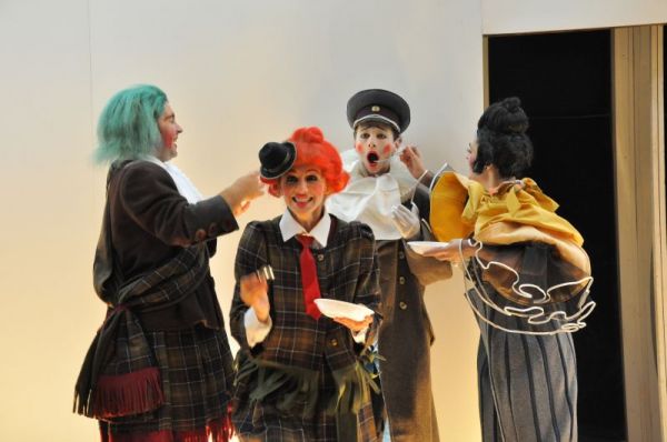 Spectacolul "Cântăreaţa Cheală"