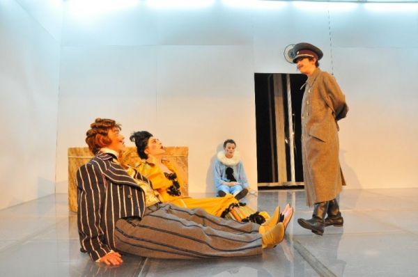 Spectacolul "Cântăreaţa Cheală"