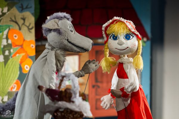 Spectacolul "Scufiţa roşie"