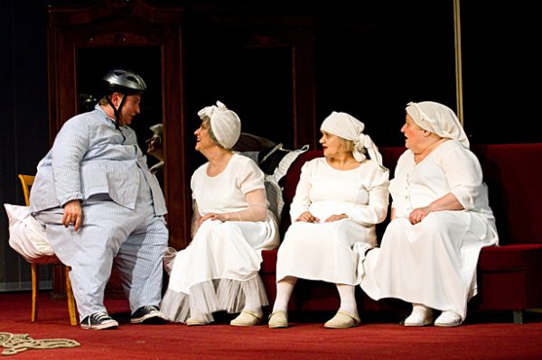 Spectacolul "Natură moartă cu nepot obez"