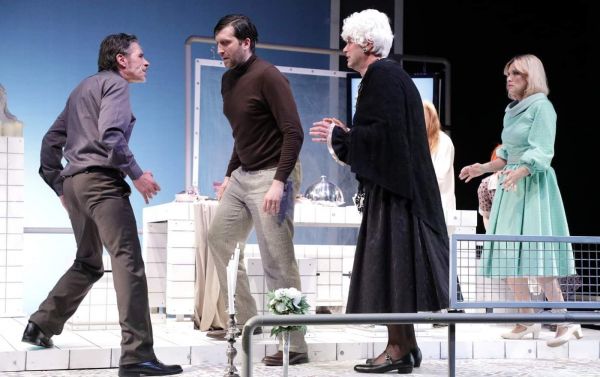 Spectacolul: "Povestea acelor oameni care intr-o seara s-au adunat in jurul unei mese"