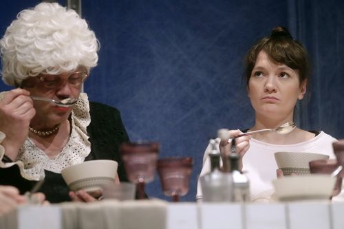 Spectacolul: "Povestea acelor oameni care intr-o seara s-au adunat in jurul unei mese"