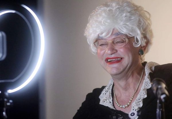 Spectacolul: "Povestea acelor oameni care intr-o seara s-au adunat in jurul unei mese"