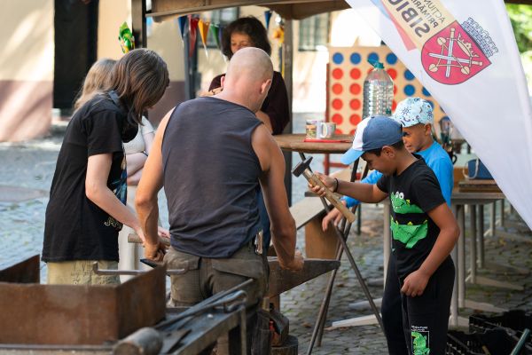 Susținem identități, creăm comunități