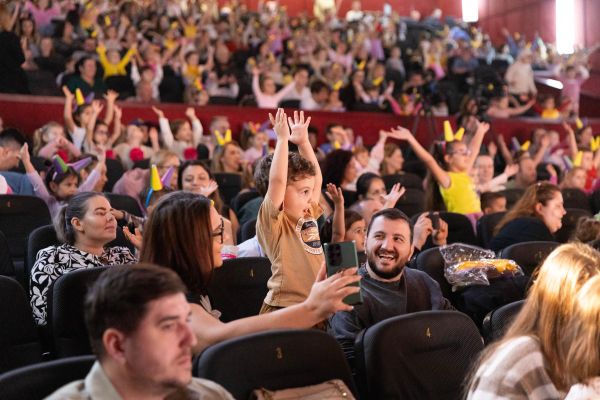 "Dragă mami", spectacolul cadou pentru toate mămicile din România