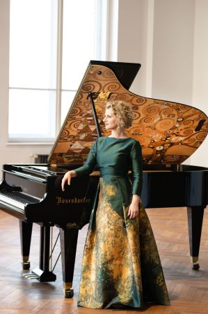 Peste exact două luni România se va transforma în cea mai mare scenă a muzicii universale