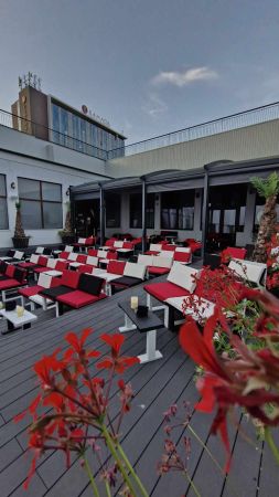 Cinema Boutique pe Terasa cu Flori