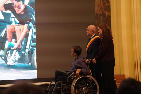Persoane cu dizabilitati premiate la Gala Supereroilor - Caiac SMile