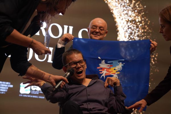 Persoane cu dizabilitati premiate la Gala Supereroilor - Caiac SMile