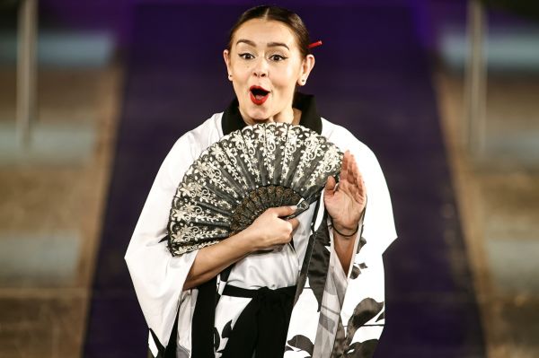 Spectacolul "CÂNTĂREAȚA CHEALĂ"