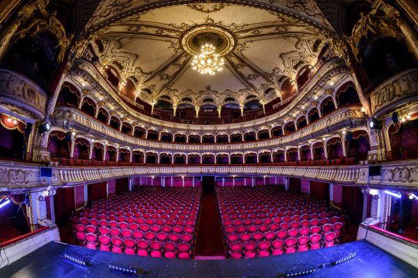 Spectacolul "PRIVEȘTE ÎNAPOI CU MÂNIE"