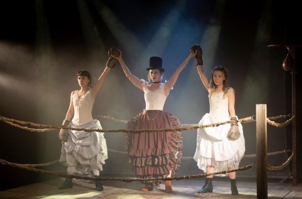 Spectacolul „KNOCKOUT. Dulcea știință de a face vânătăi”