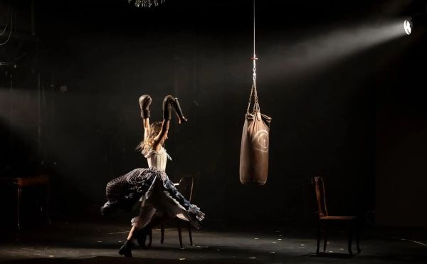 Spectacolul „KNOCKOUT. Dulcea știință de a face vânătăi”