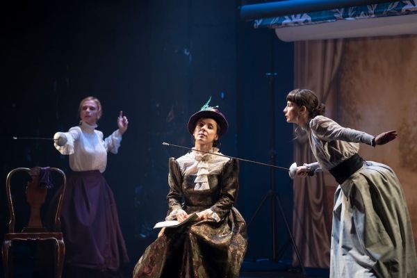 Spectacolul „KNOCKOUT. Dulcea știință de a face vânătăi”