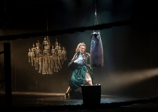 Spectacolul „KNOCKOUT. Dulcea știință de a face vânătăi”