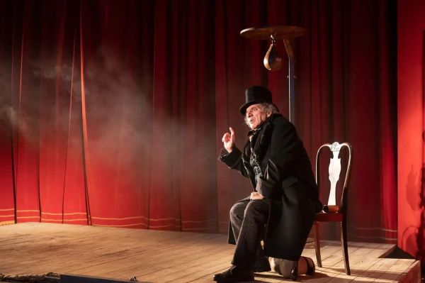 Spectacolul „KNOCKOUT. Dulcea știință de a face vânătăi”