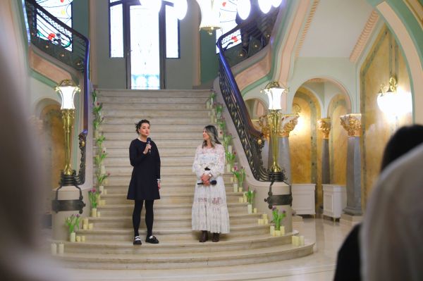 EA. Regina Maria și Marea și Sea Sisters. Povești la malul mării