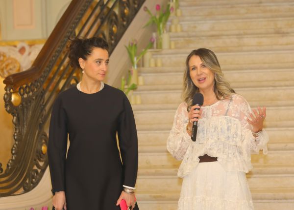 EA. Regina Maria și Marea și Sea Sisters. Povești la malul mării